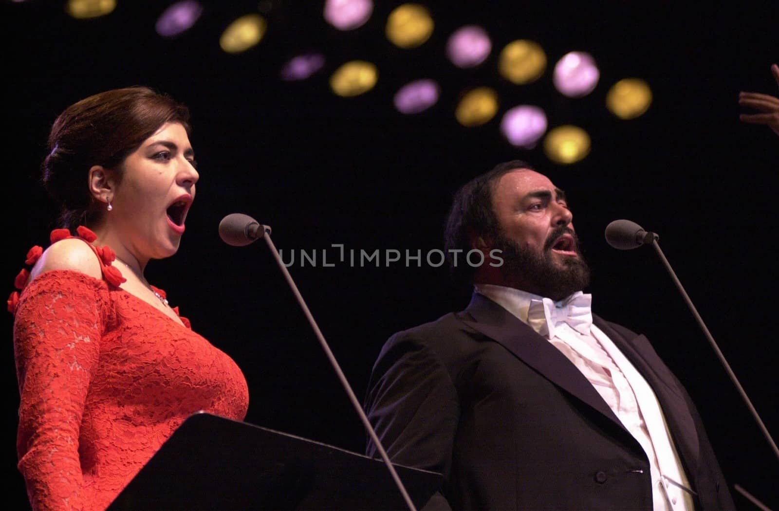 Luciano Pavarotti and Annalisa Raspagliosi at the Forum performing in Concert, 02-11-00