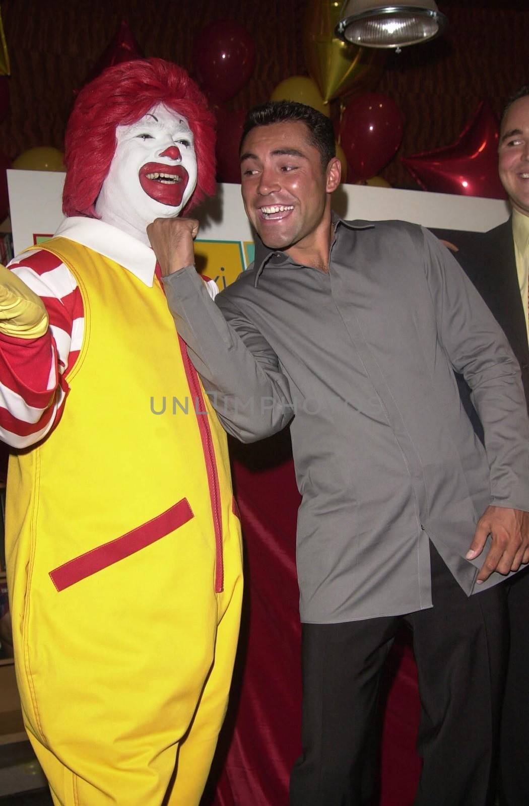 Oscar De La Hoya makes an appearance in Hollywood for McDonalds & "Lo Maximo de la Musica Latin" 07-11-00