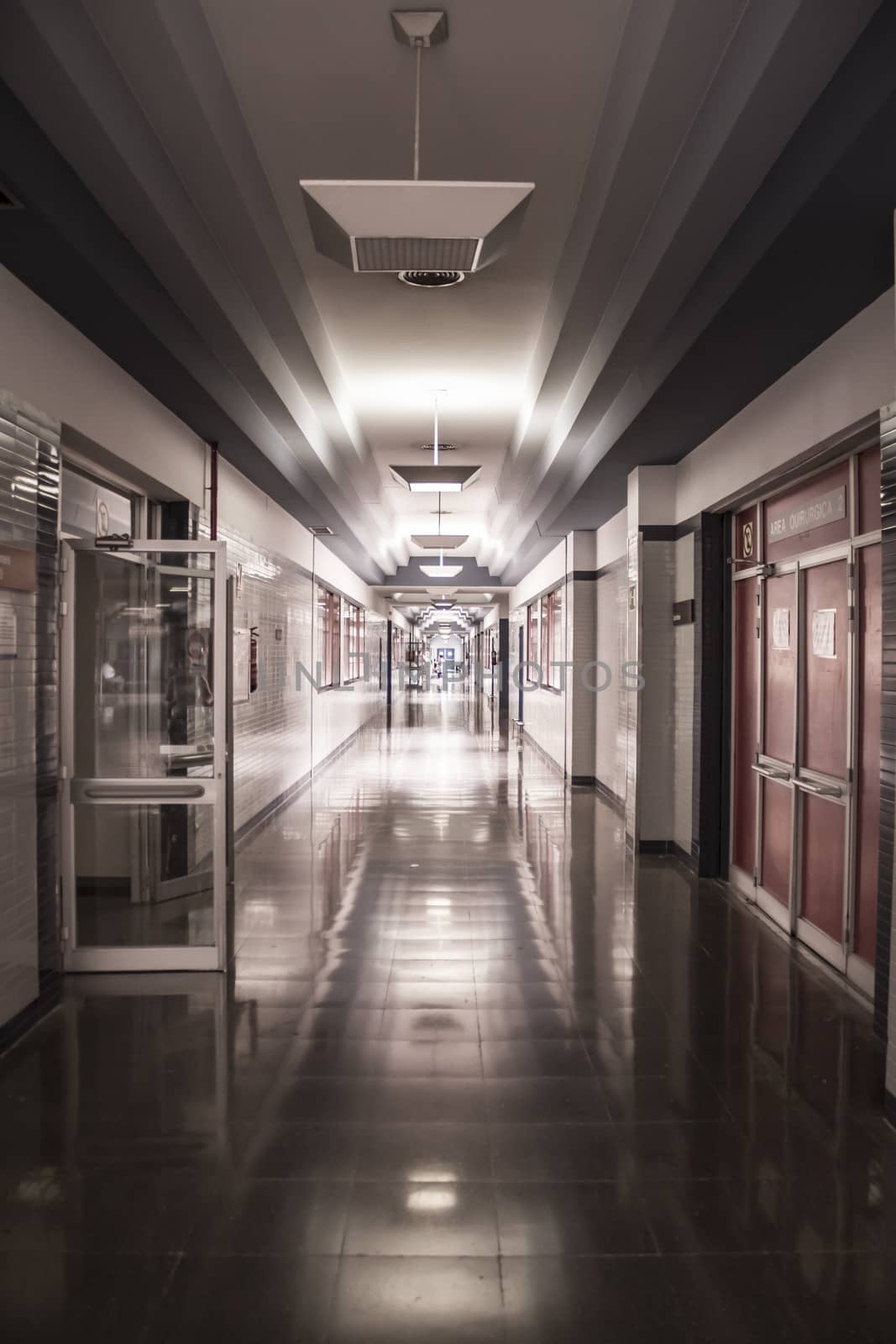 white hospital corridor, clean and hygienic space