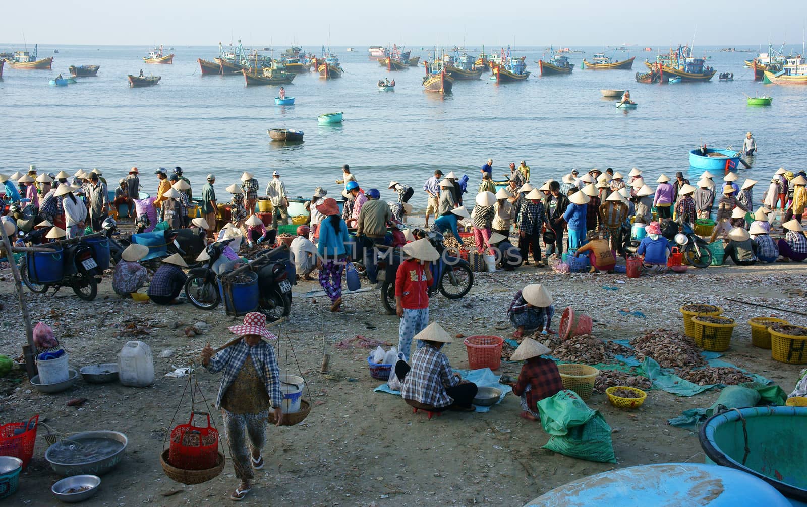  Crowed atmosphere at seafood market on beach by xuanhuongho