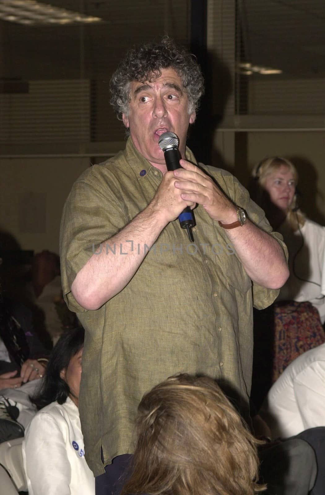 Elliot Gould at a meeting of SAG and AFTRA where members showed their support for the strike against the advertising industry. Sag/Aftra headquarters, 06-13-00