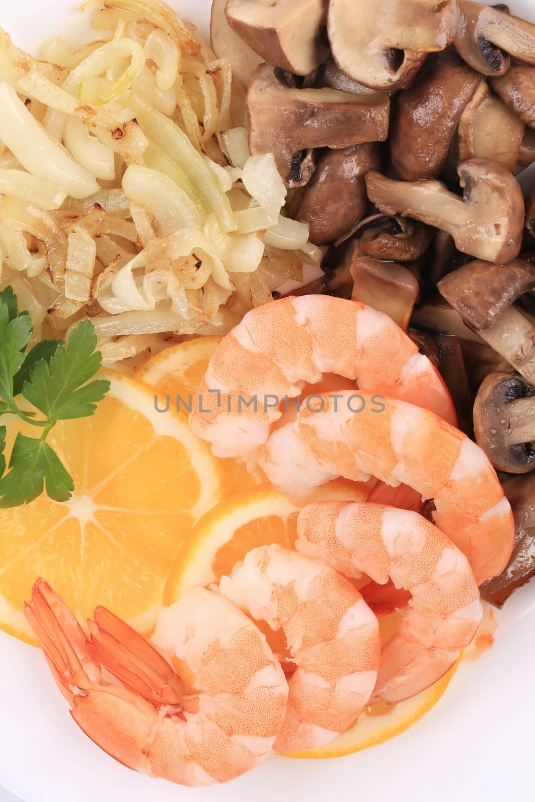 Shrimps and champignons with lemon slices.