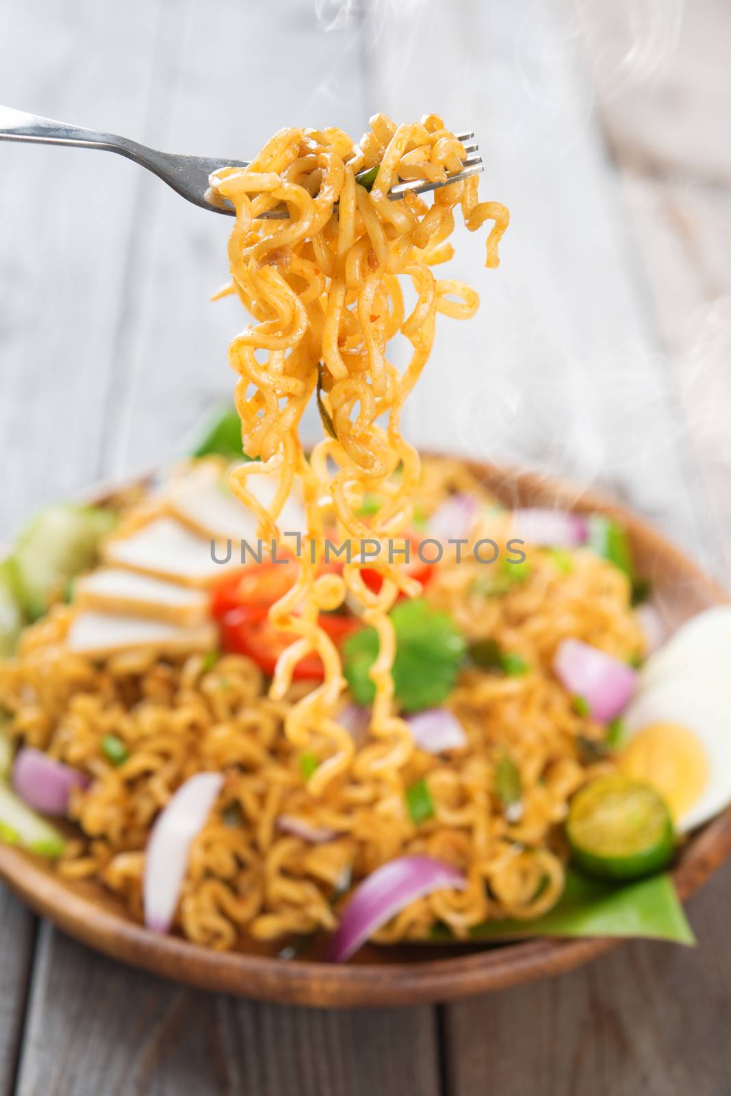 Spicy fried curry instant noodles by szefei