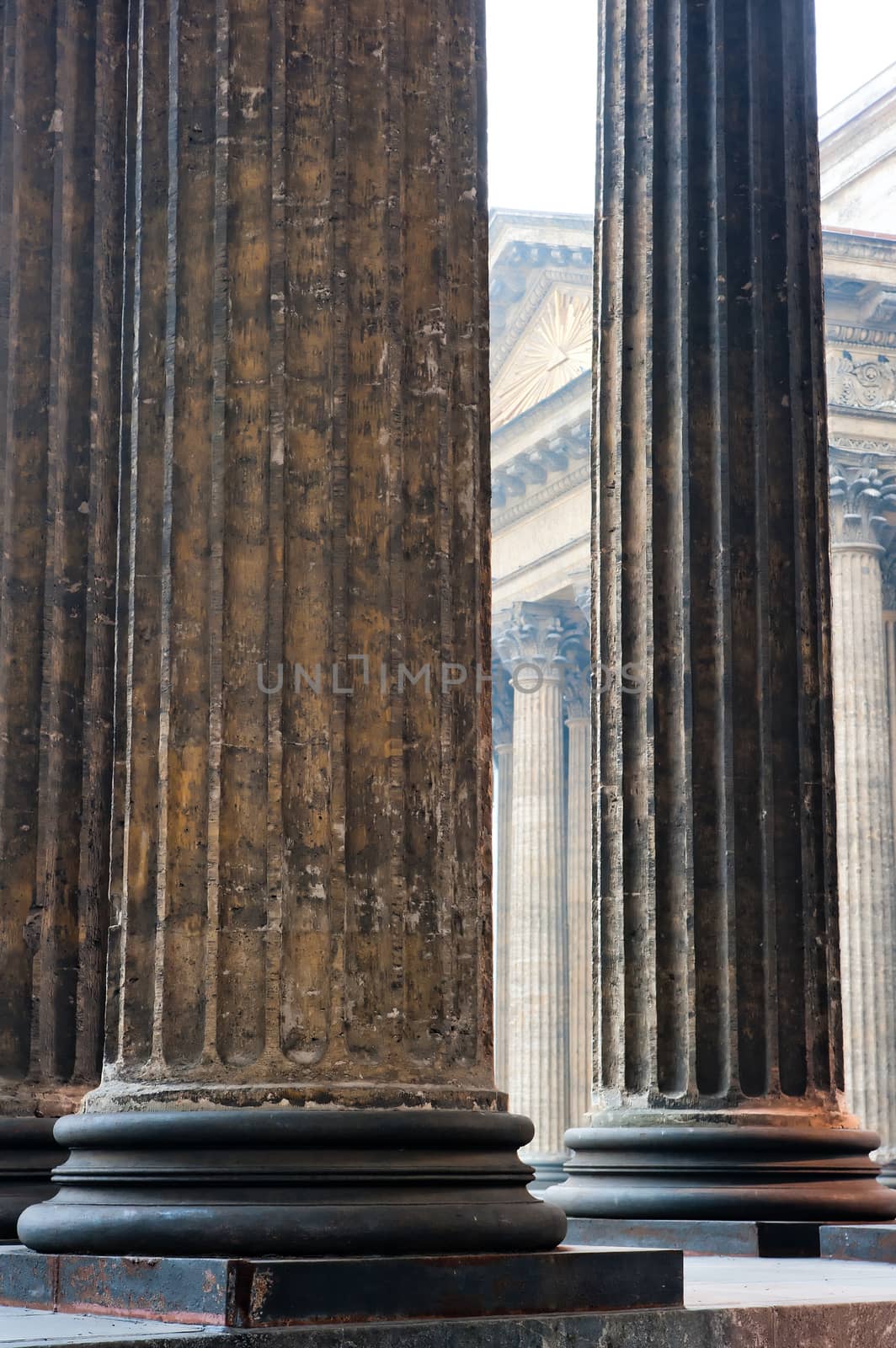 Vertical shot colonnade of the Kazan Cathedral
