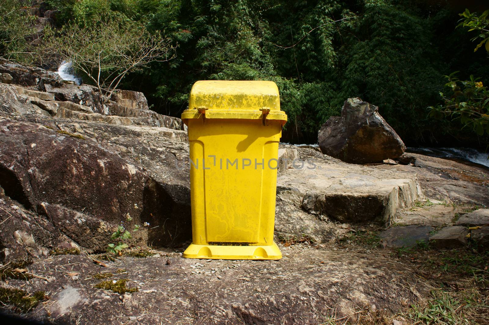 Dustbin at tourist area to remind  enviromental protection sense, let's put trash into trashcan to have green, clean, beauty enviroment