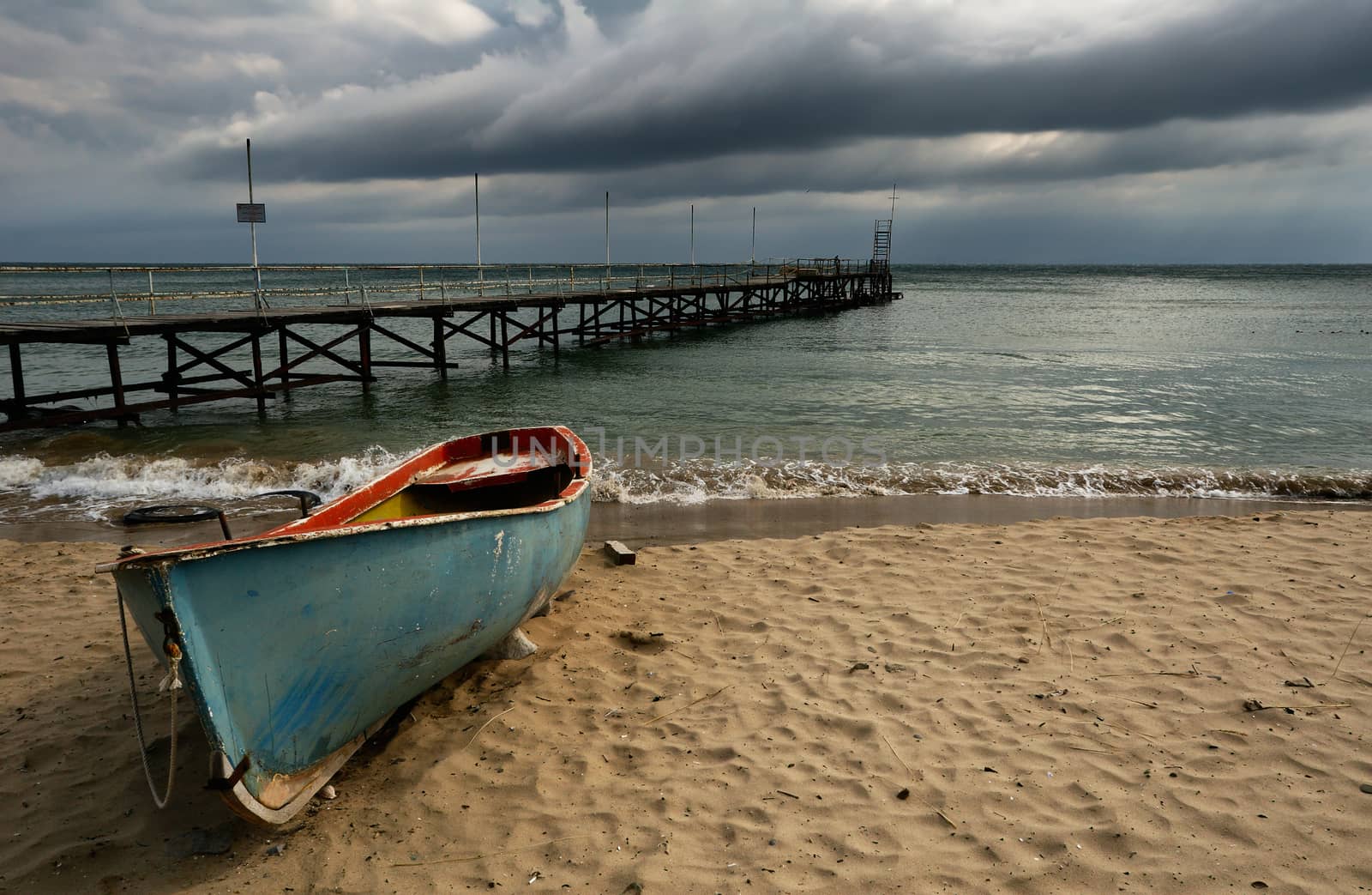 Boat on cloudy beach by ecobo