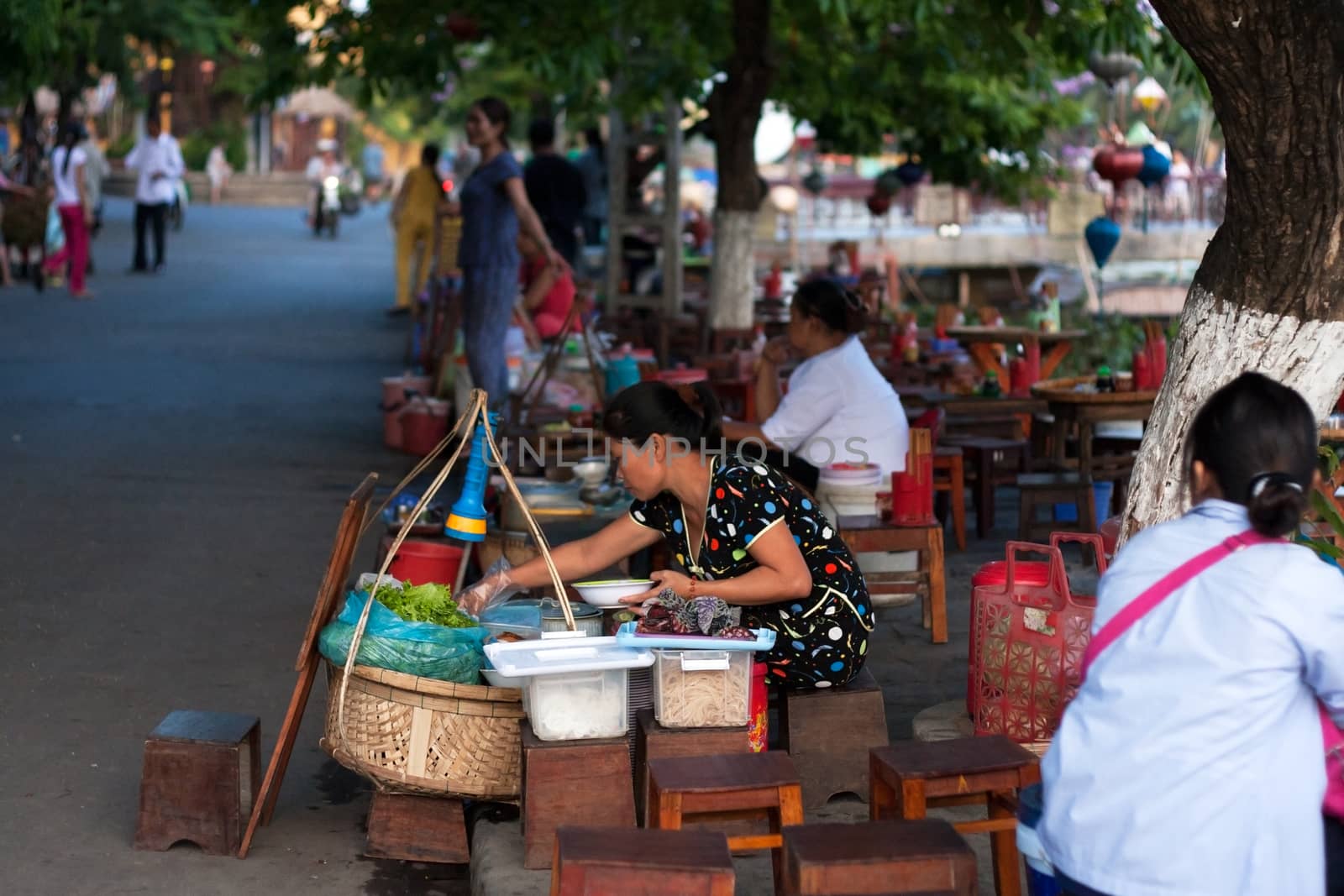 Food vendor at Hoi An by xuanhuongho
