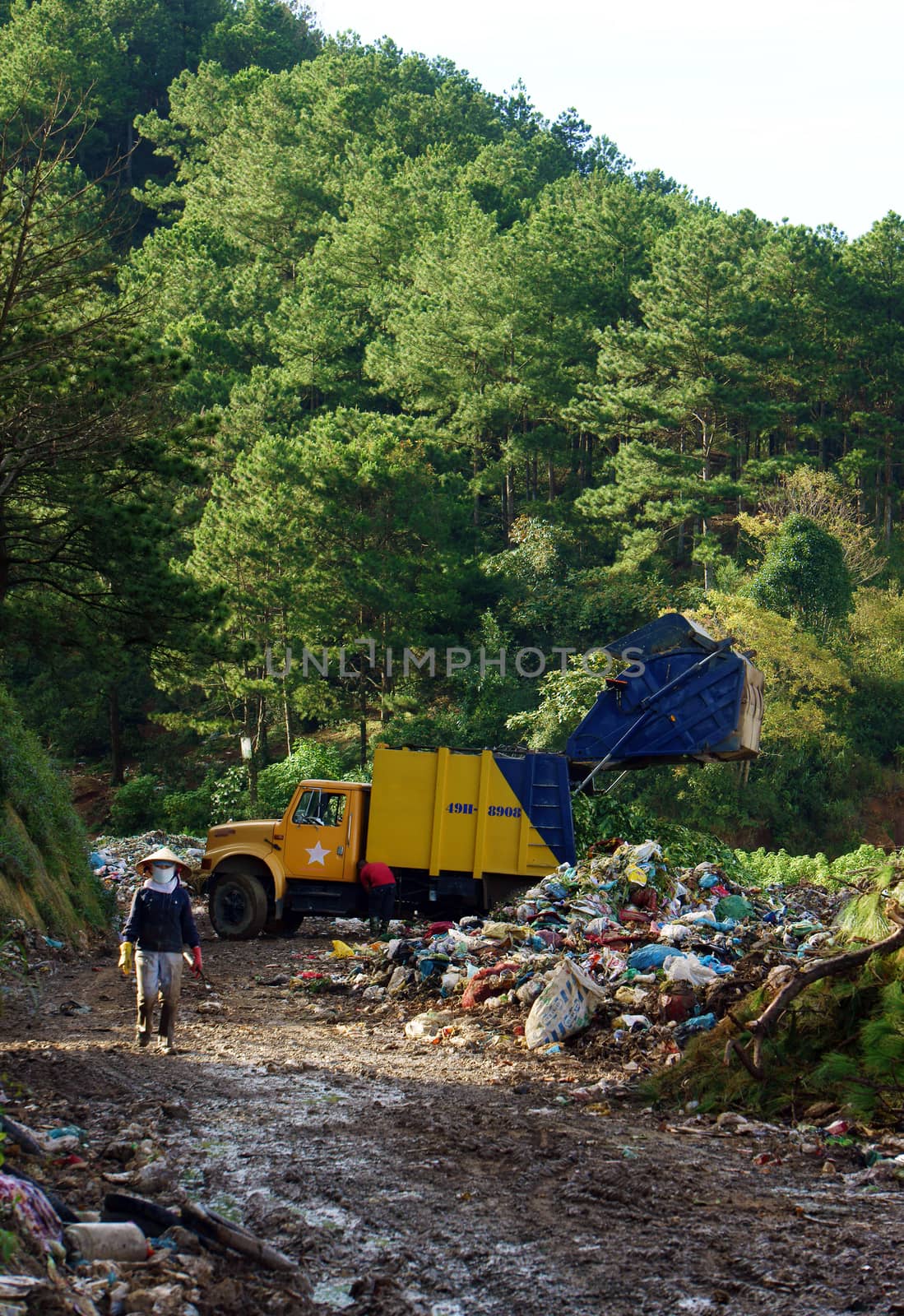 Garbage truck empty out the rubbish by xuanhuongho