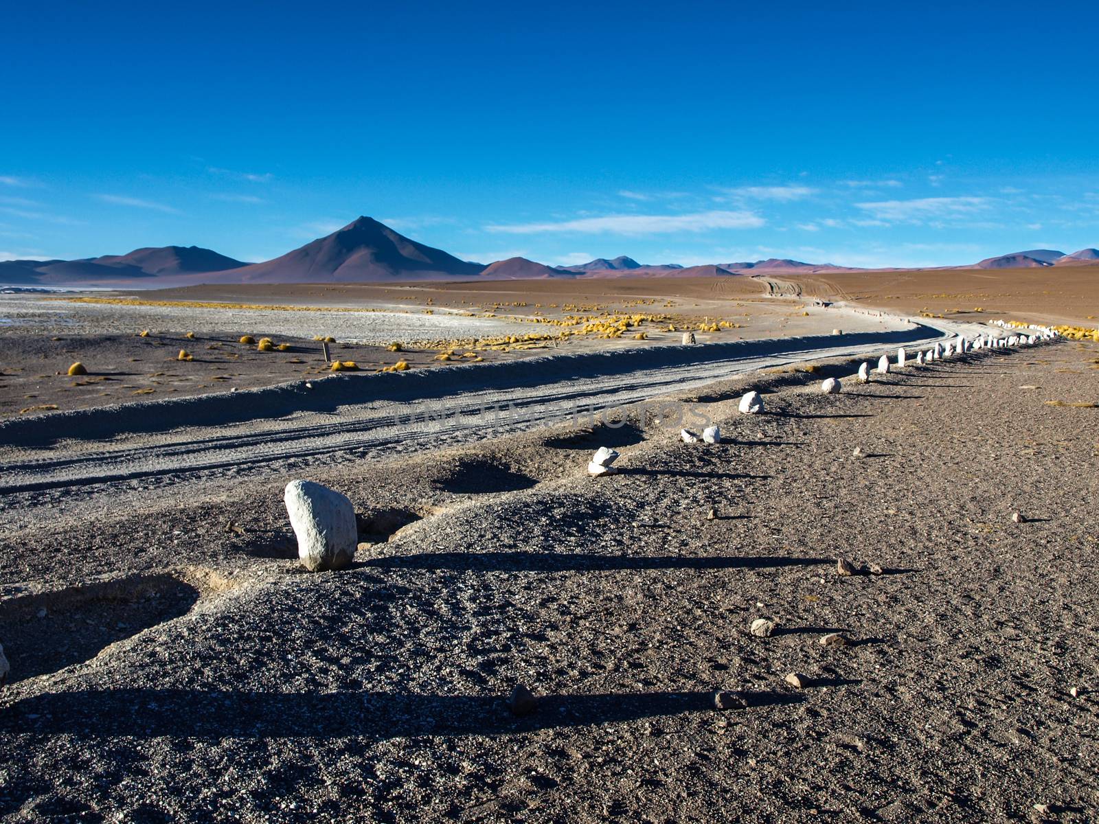 Gravel road on Altiplano by pyty