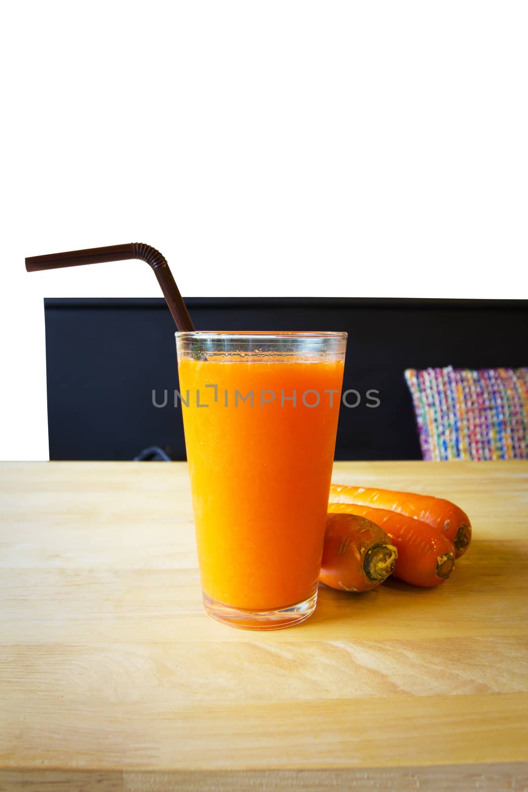 Fresh carrot juice by wyoosumran