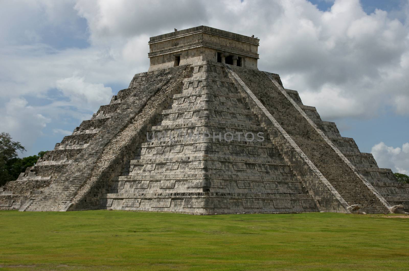 A people-less shot of Chichen Itza at midday
