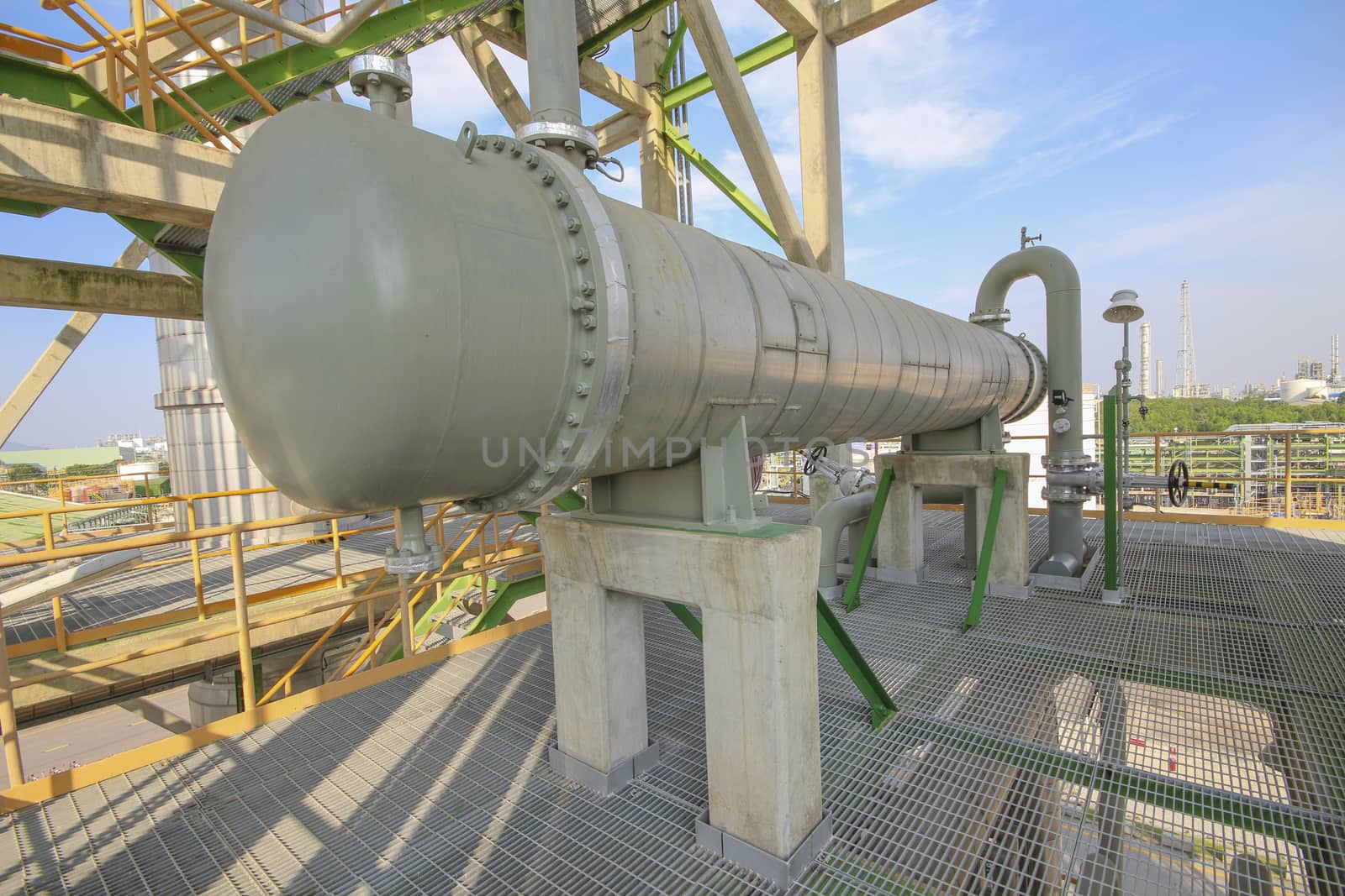 Heat exchanger in refinery plant