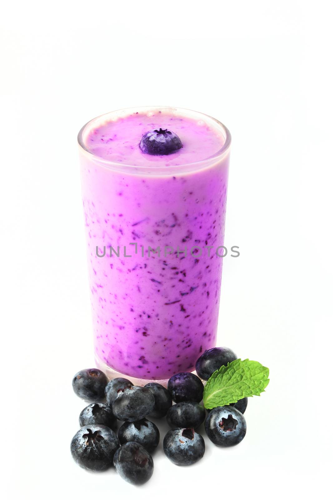 Blueberry smoothie by wyoosumran