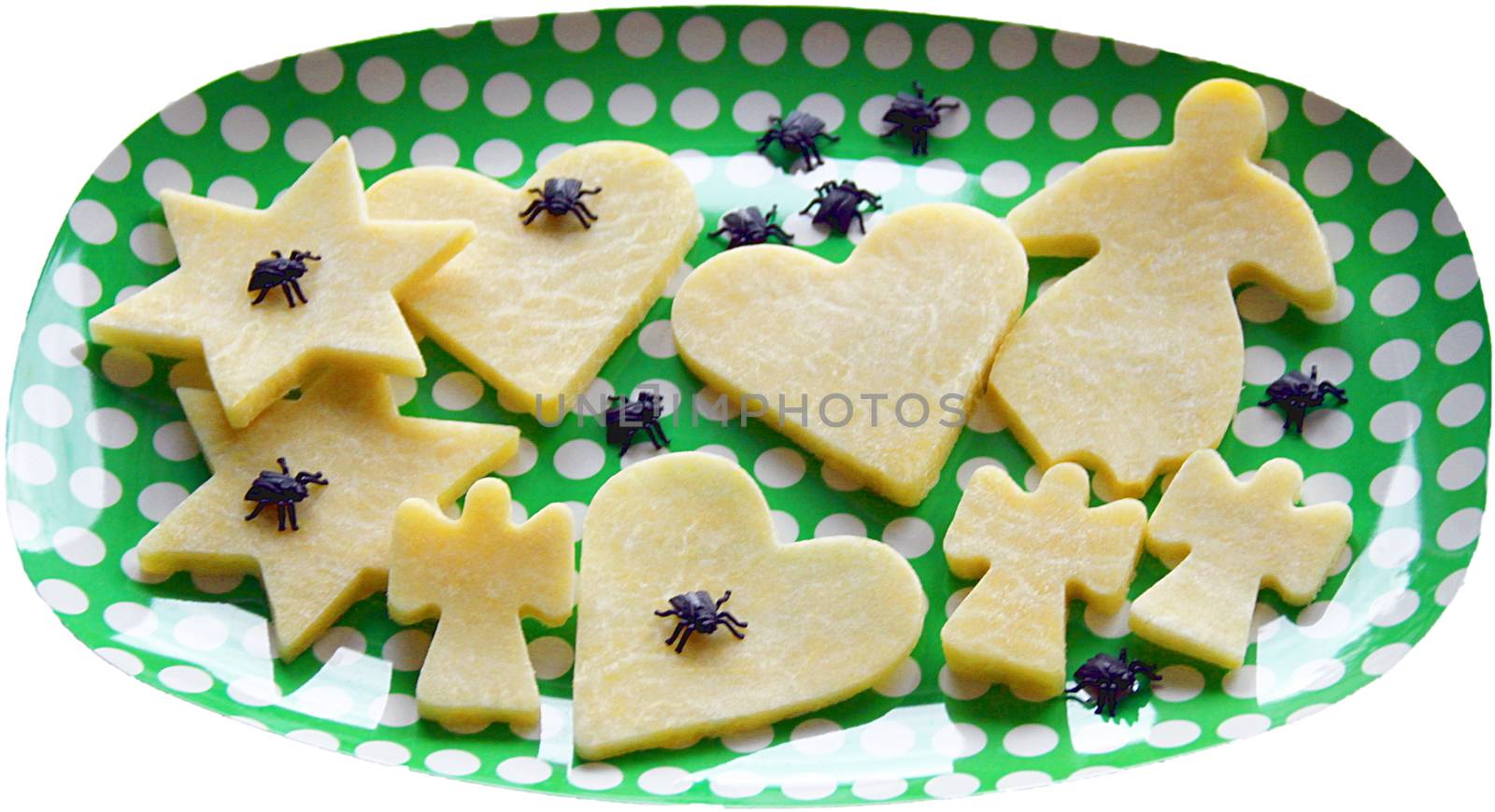 Halloween decorations made with gingerbread forms, arranged on a plate with small plastic spiders.