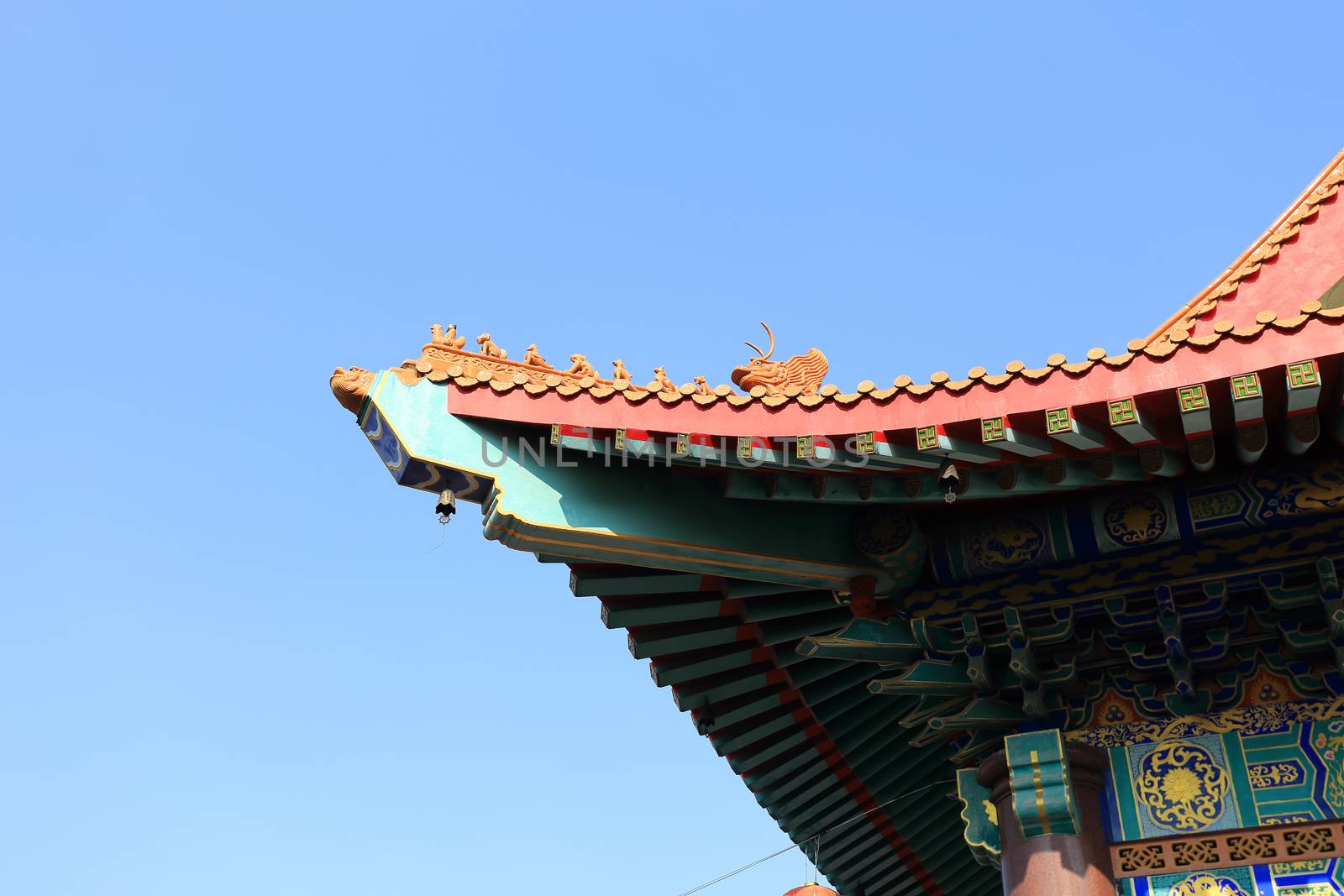 The roof of Chinese temple in Thailand by rufous