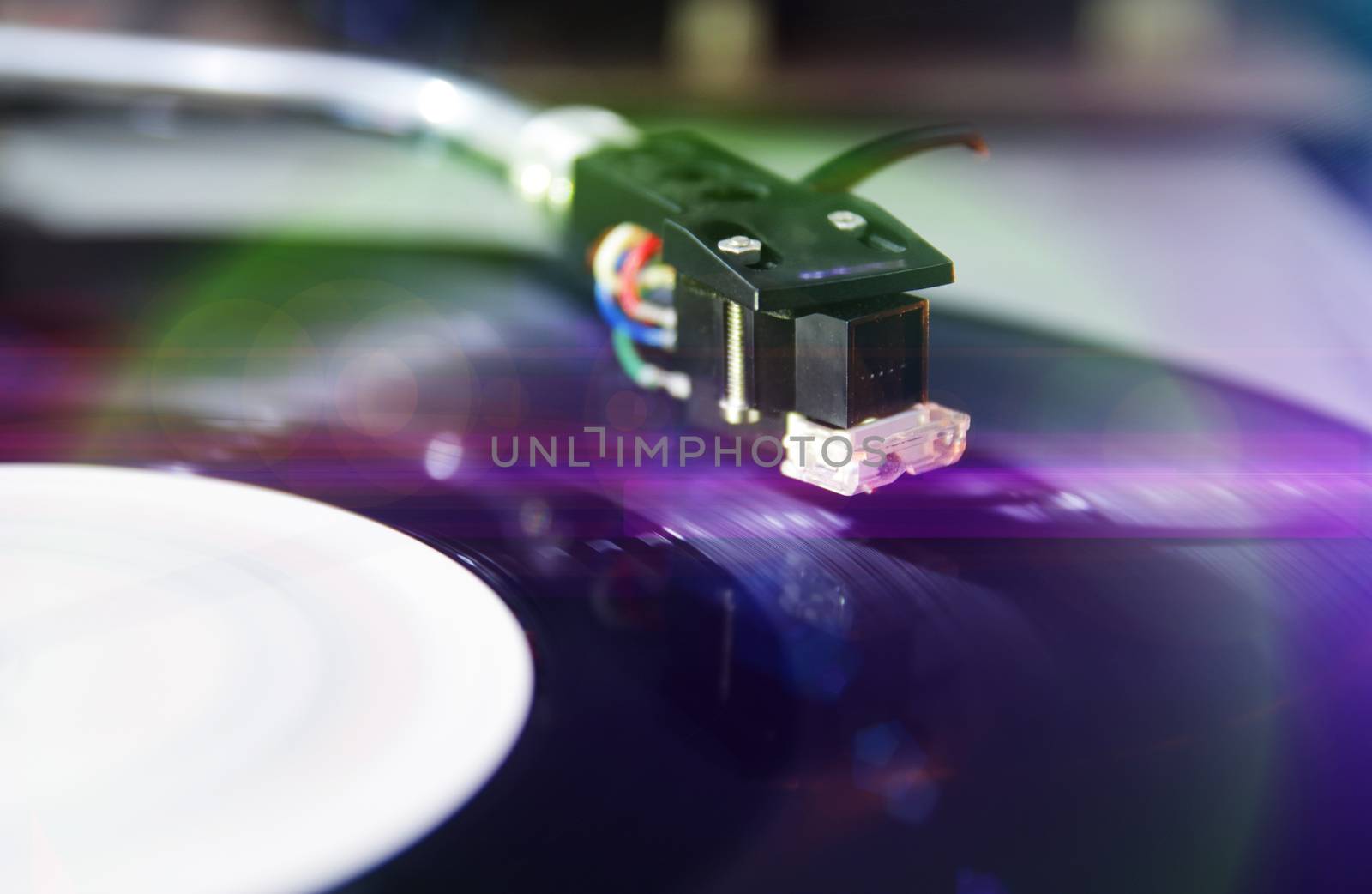 a blurry background with turntable and light effects