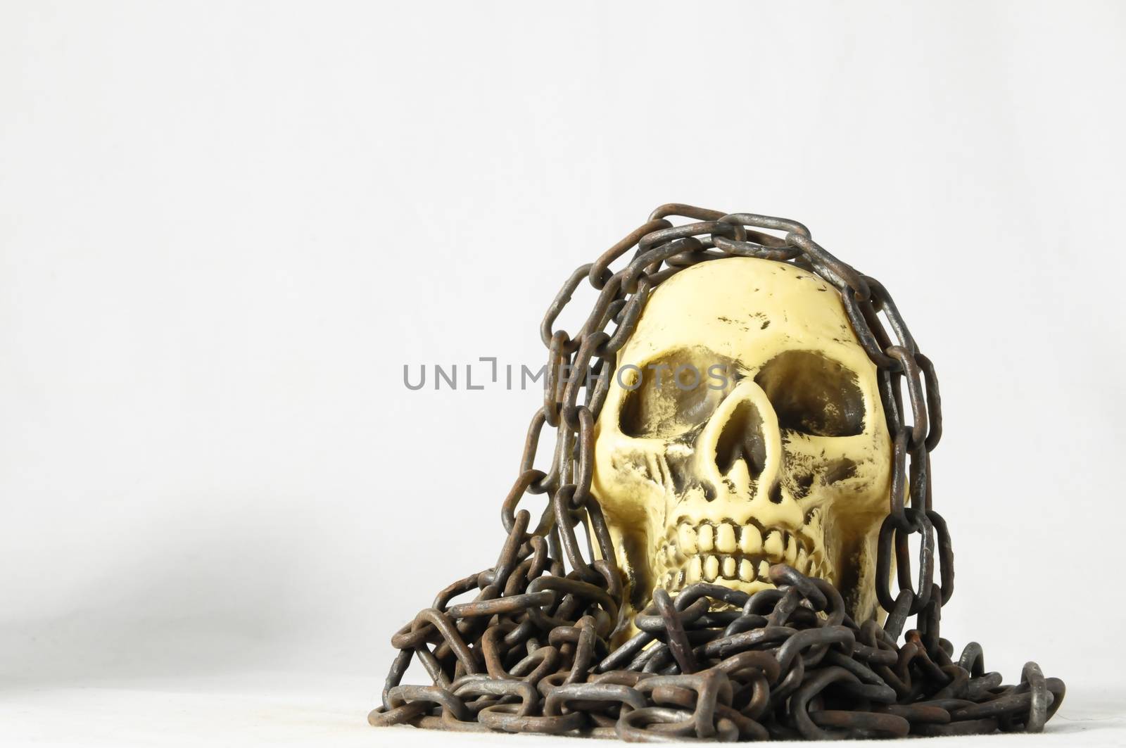 Skull and old Chains by underworld