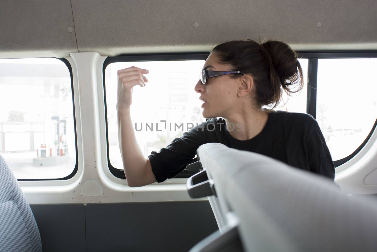 MATAM, SENEGAL-CIRCA novembre 2013: L'attrice Caterina Murino in una macchina per andare a fare una visita ai progetti idrici di AMREF in Matam.