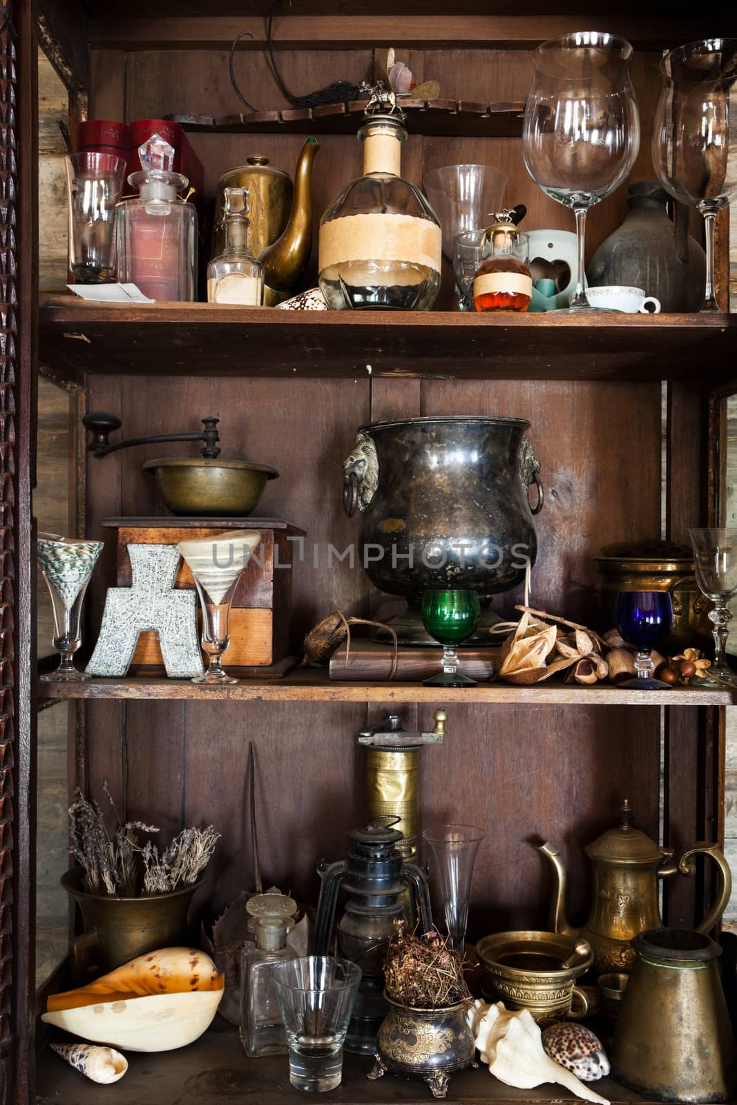 beautiful old objects in the studio of the artist