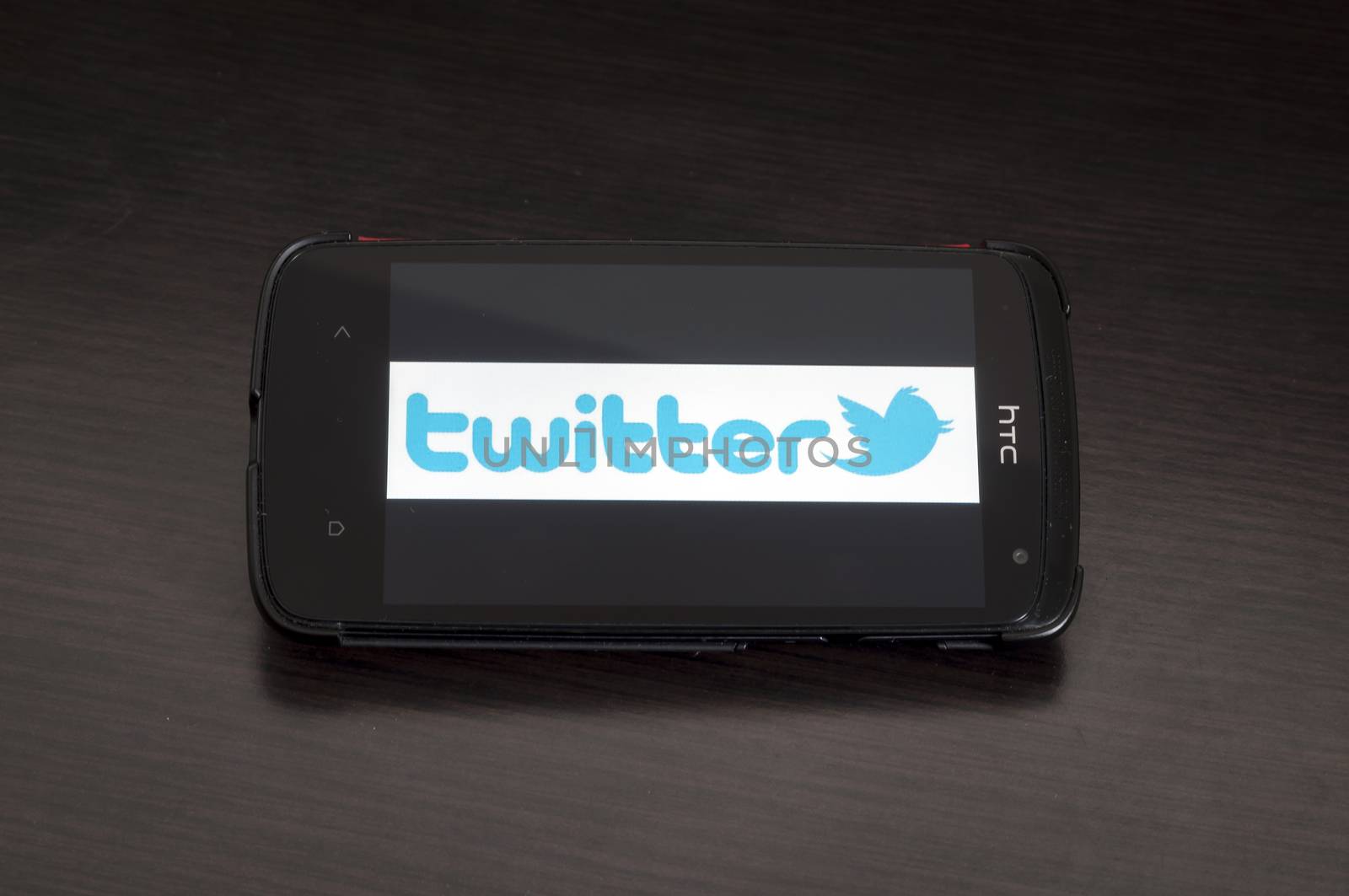 Photo of a HTC Desire device, showing the Twitter.com logo by maxmitzu