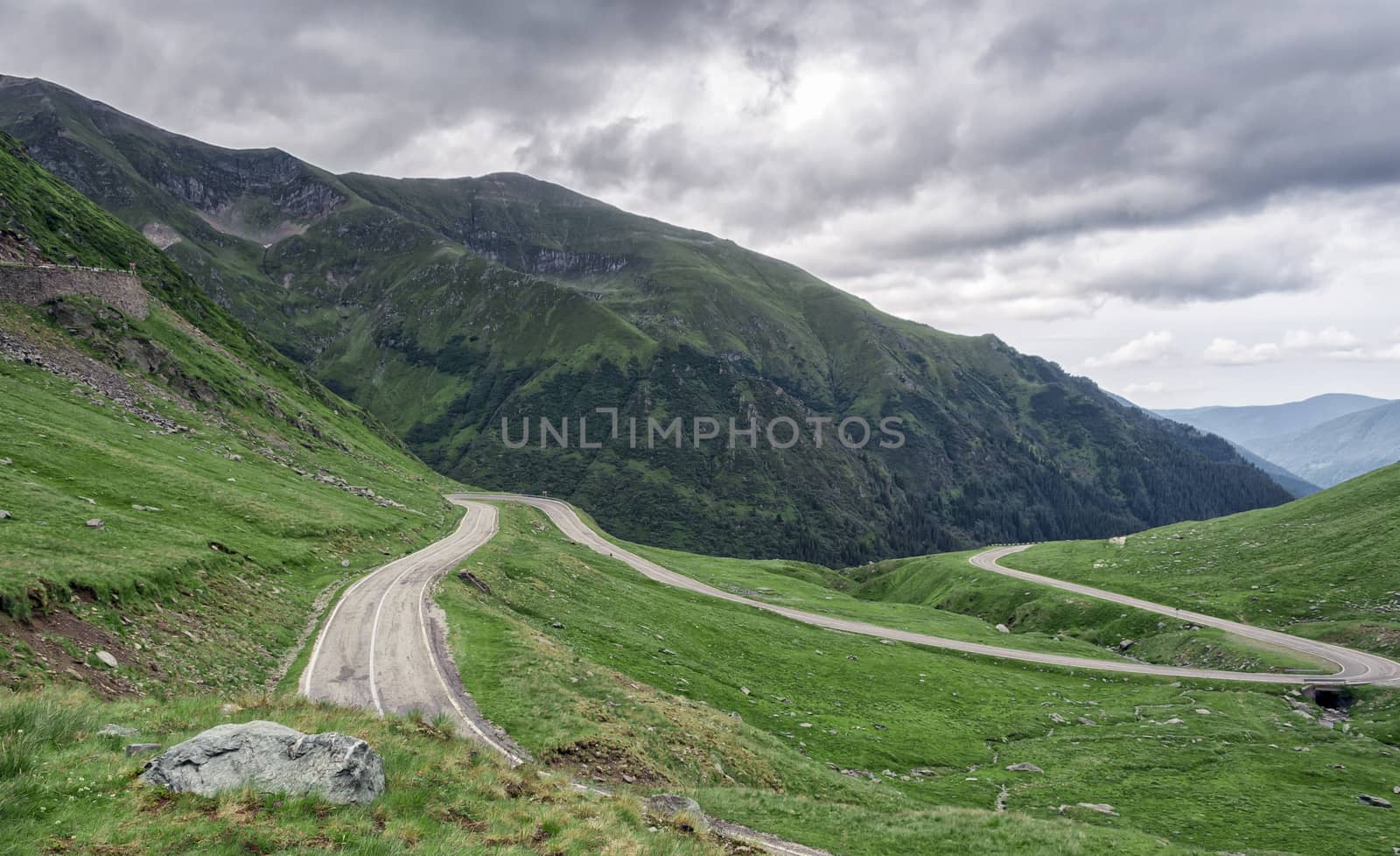 Mountain road on the Transfagarasan by maxmitzu