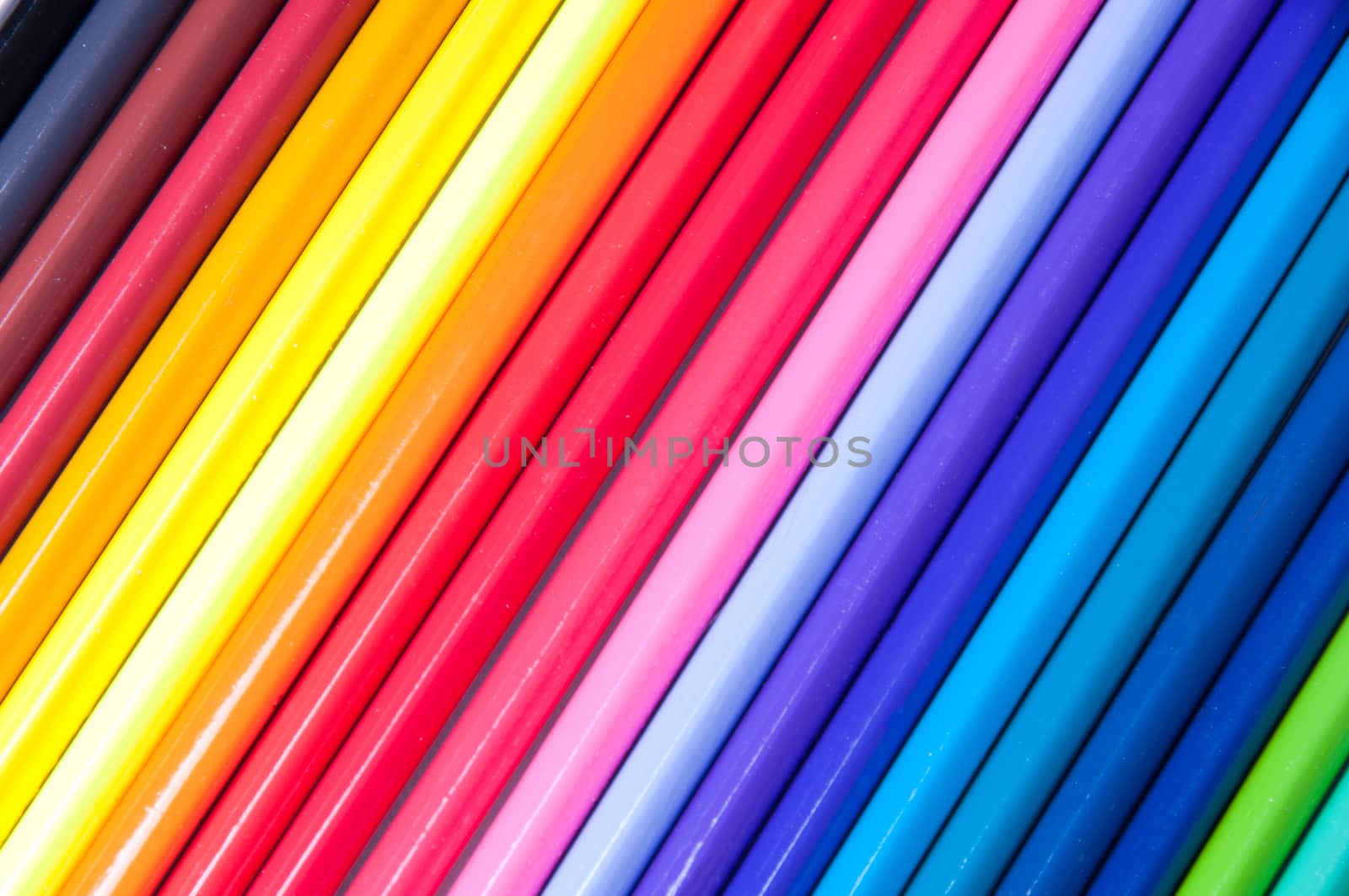 Multicolored pencils laid out by colors by anytka