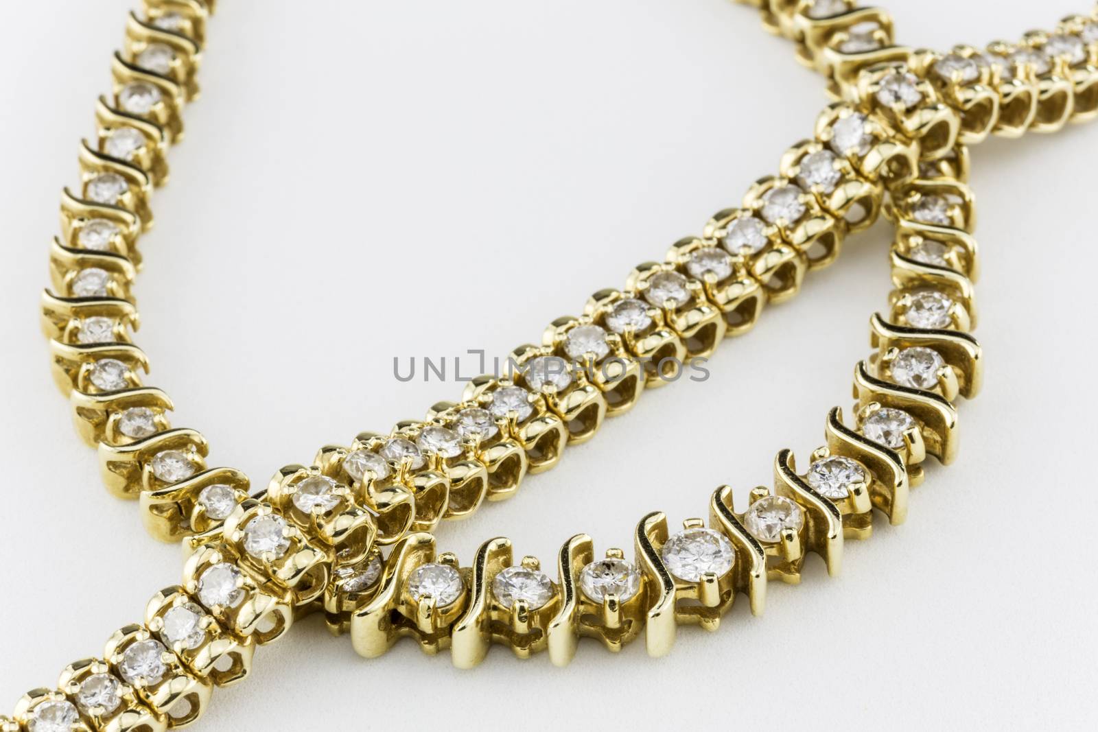 Beautiful and dazzling diamond necklace and bracelet with gold.