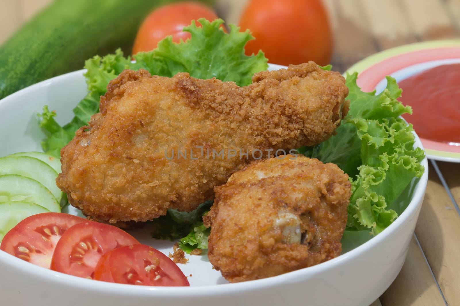 Fried chicken with dip sauce and vegetables