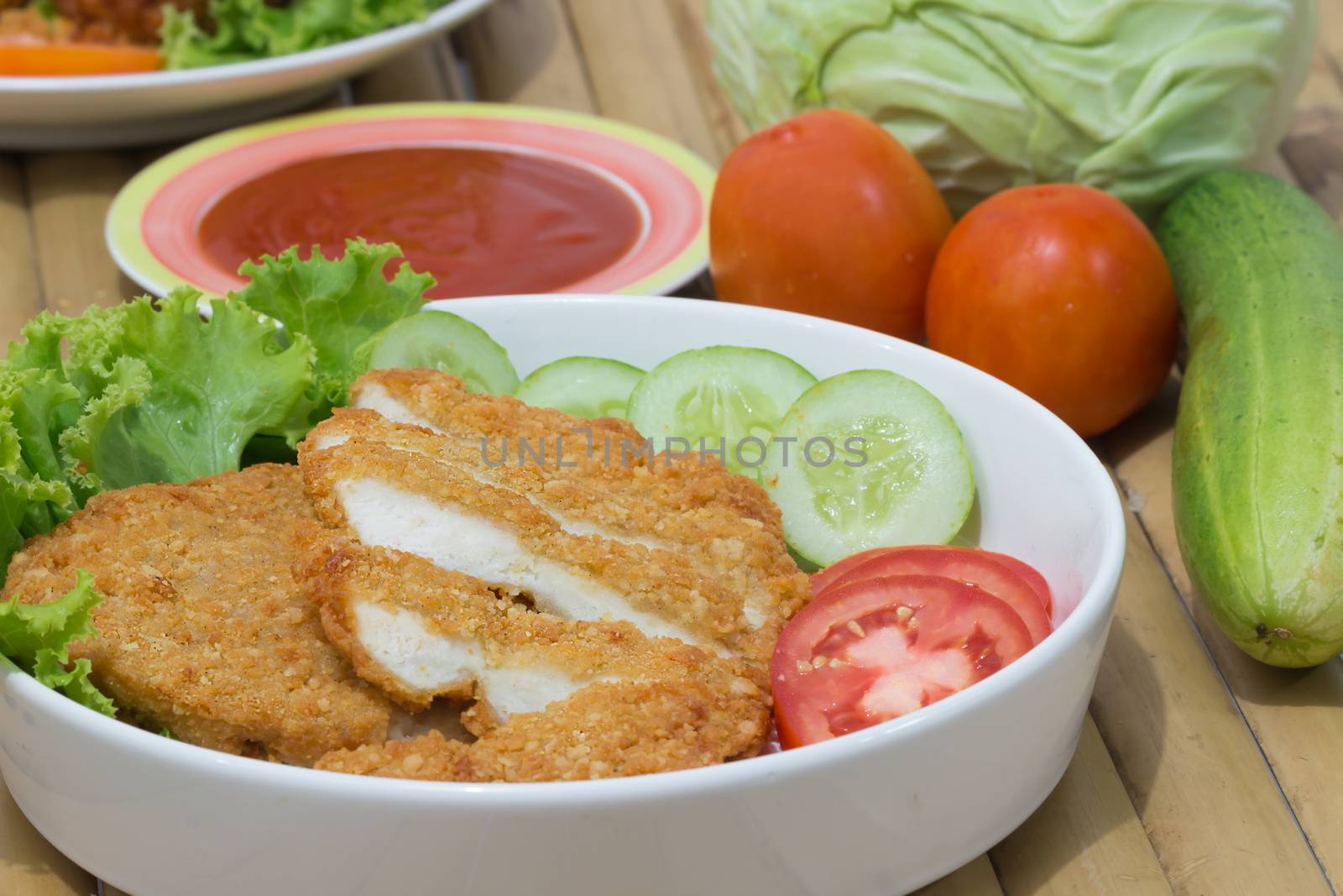 Fried chicken with dip sauce and vegetables