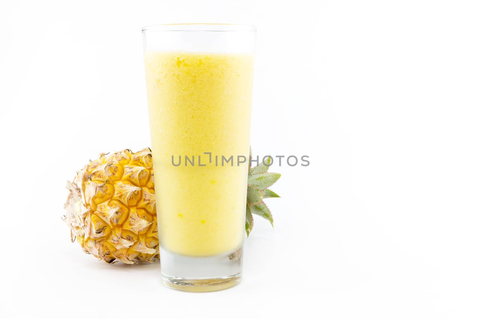 pineapple smoothie by wyoosumran