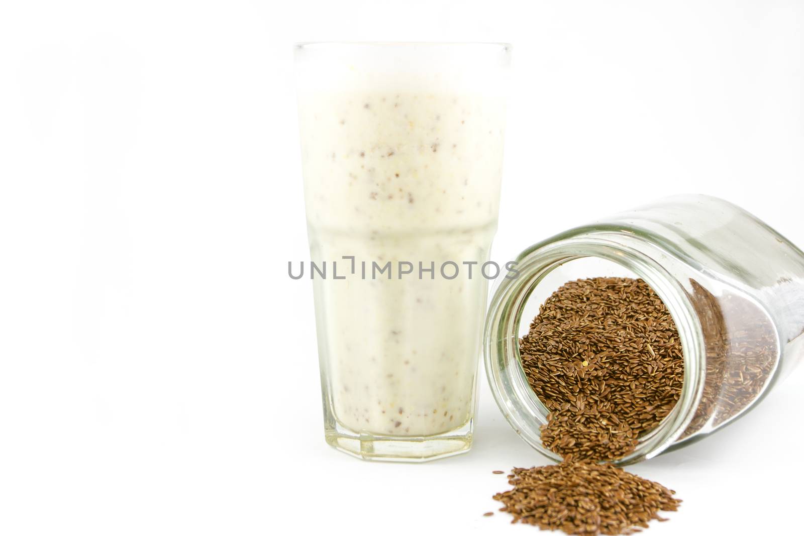 Smoothies drink with flaxseeds by wyoosumran