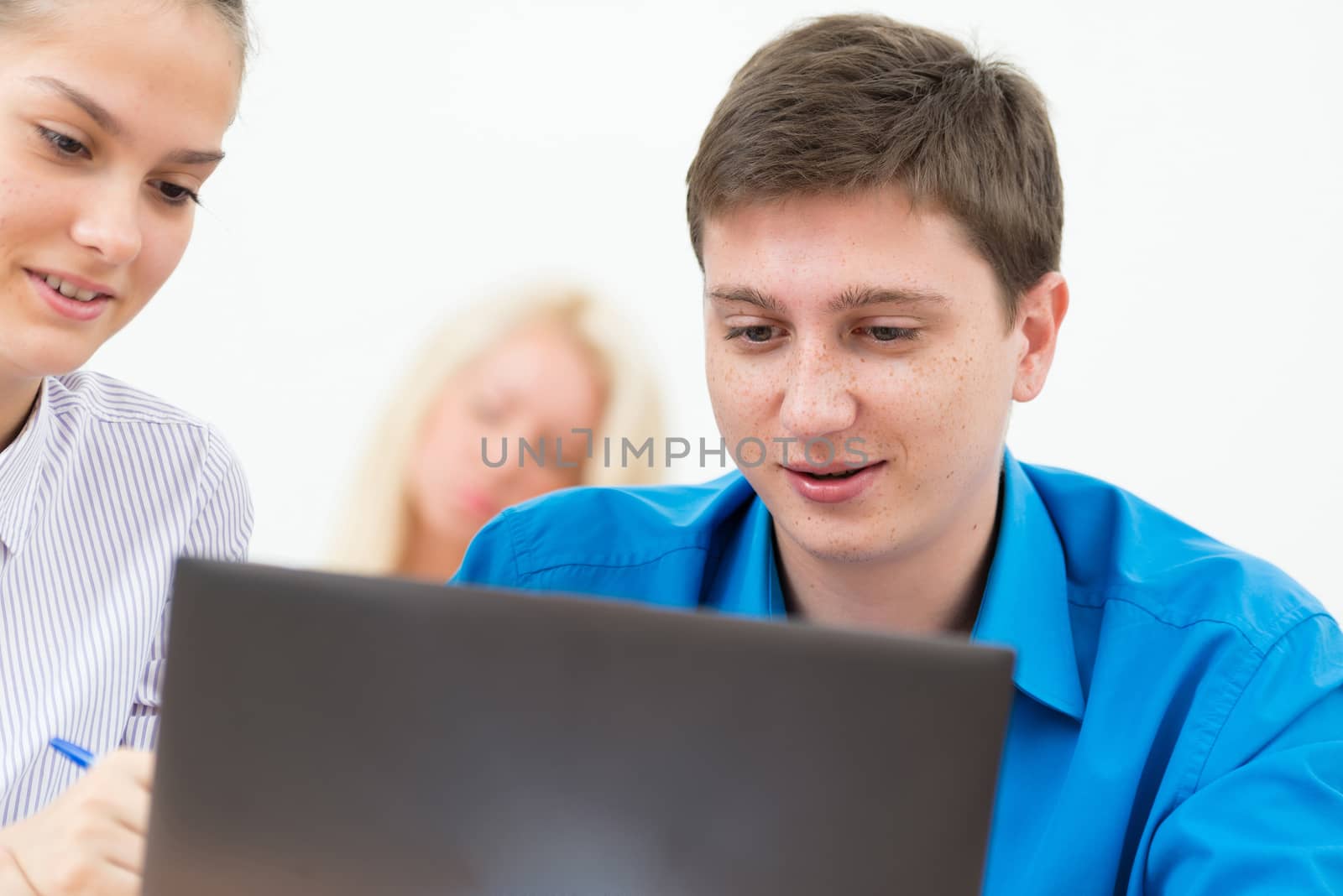 students together to discuss the lecture, come together, looking at laptop monitor