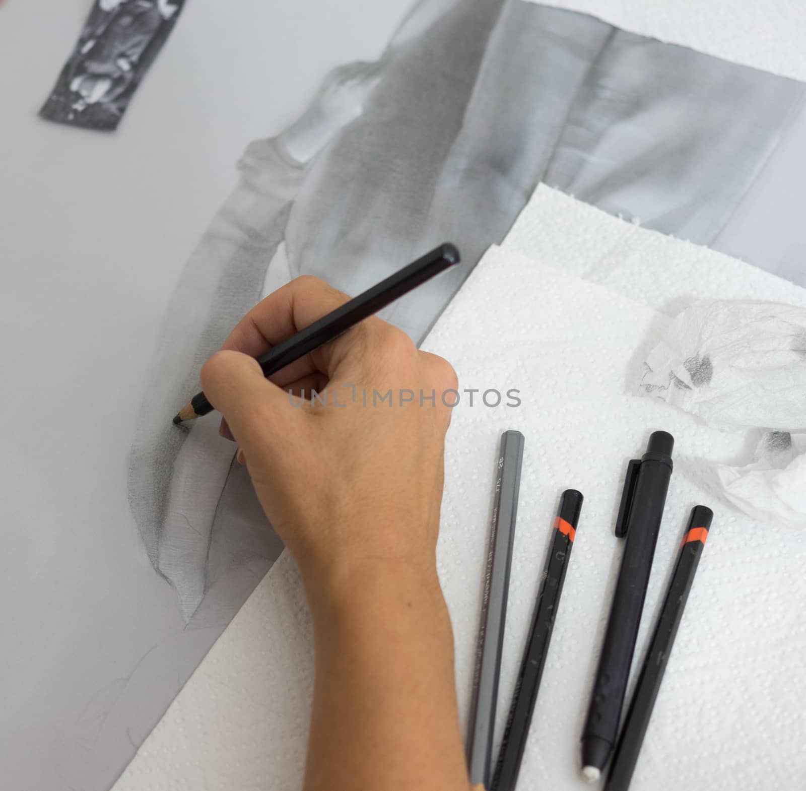 Drawing made ​​using pencils. The artist depicts a woman with the technique of chiaroscuro.