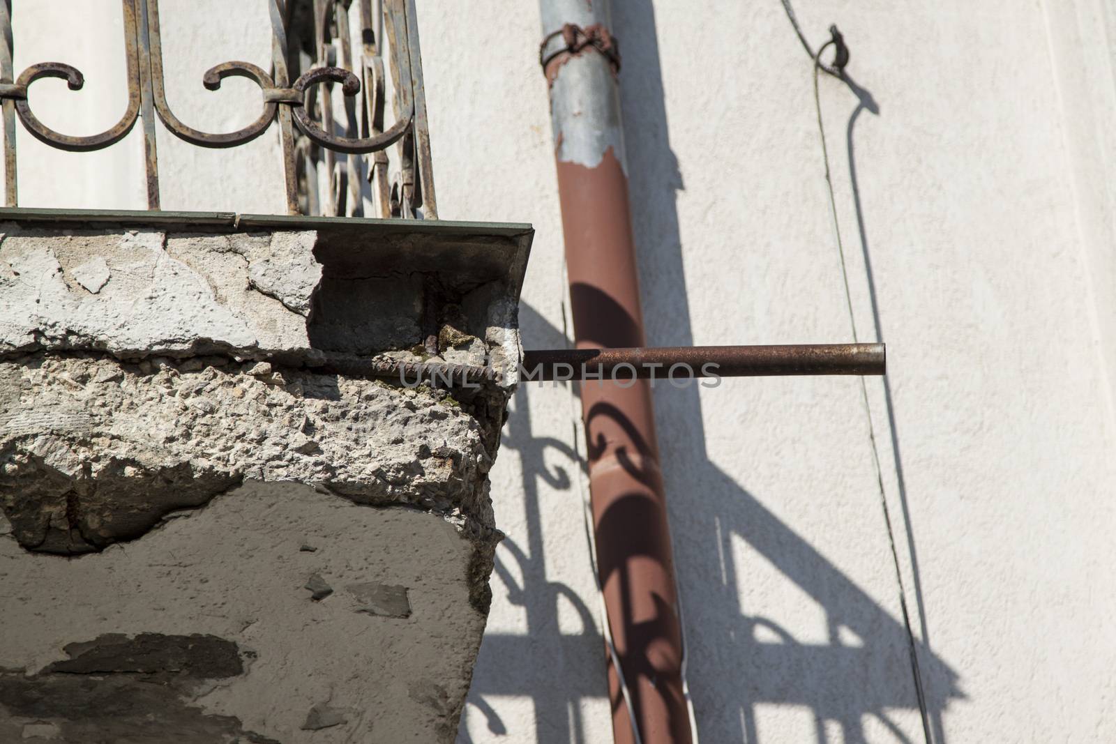 Corrosion of reinforced concrete as a result of repeated cycles of freezing.