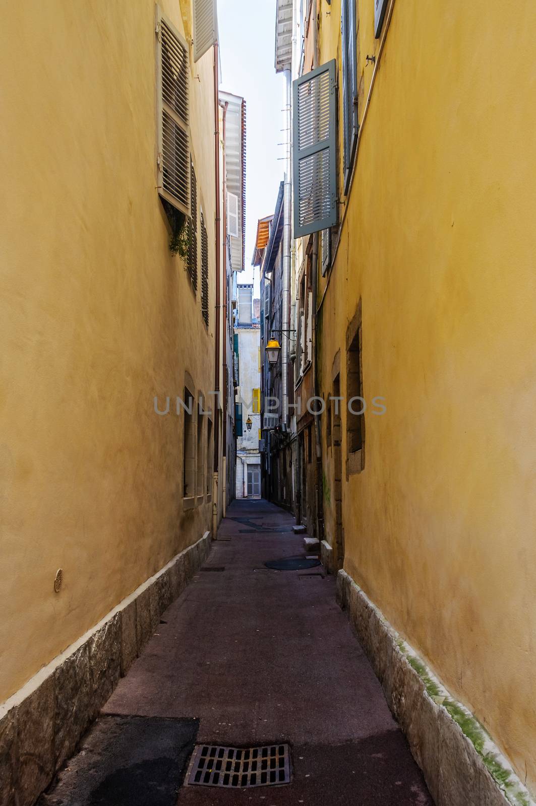 Narrow street in Bayonne by dutourdumonde