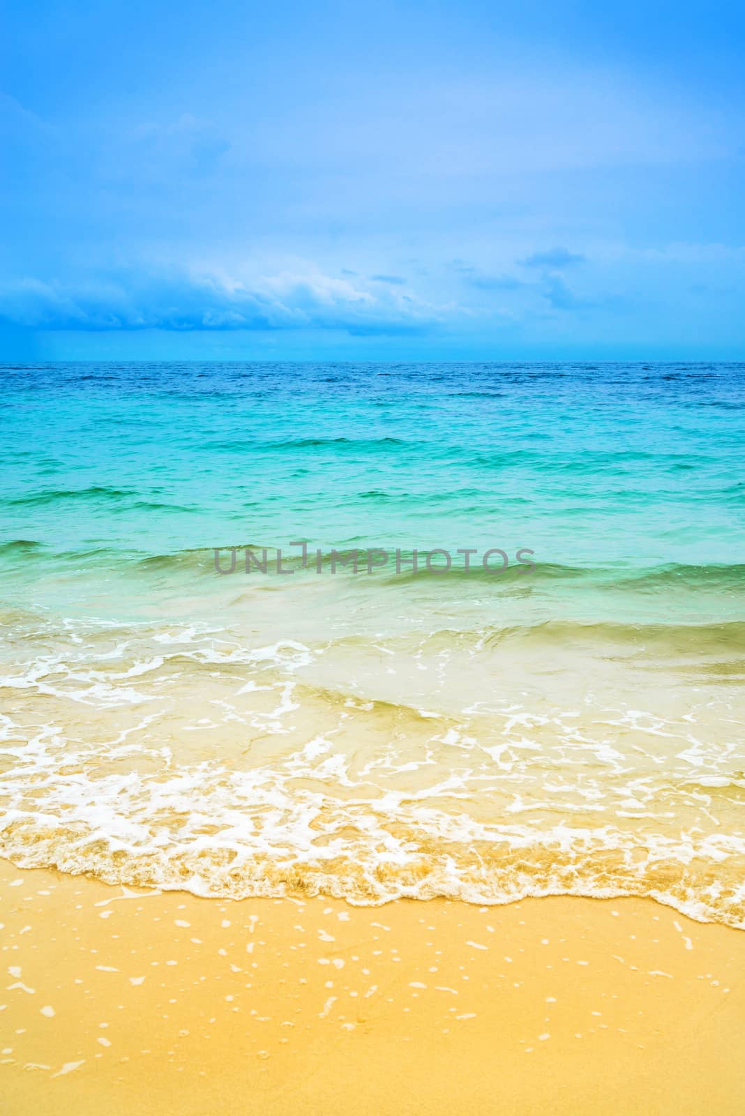 Idyllic Scene Beach Koh Larn,Ta Yai Beach Thailand by jakgree