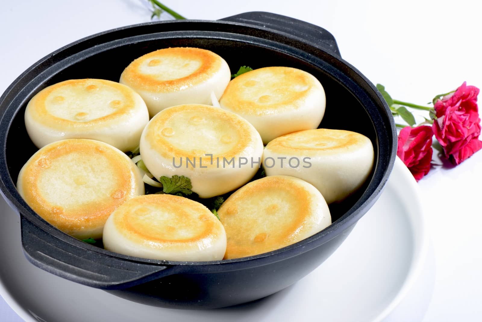 Chinese Food:Toasted Dumplings in a black pot decorated with roses