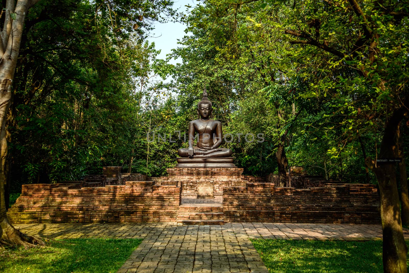 Sitting Buddha statue in tempel Thailand by jakgree
