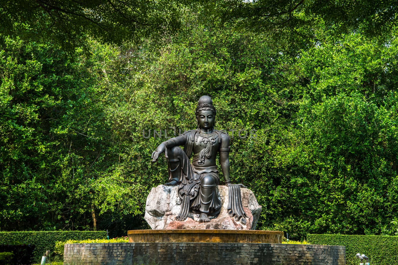 Sitting Buddha statue in tempel Thailand by jakgree