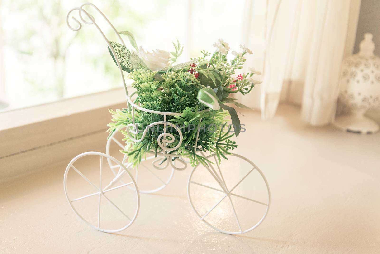 Vintage tone bicycle with artificial flower -  home interior by jakgree