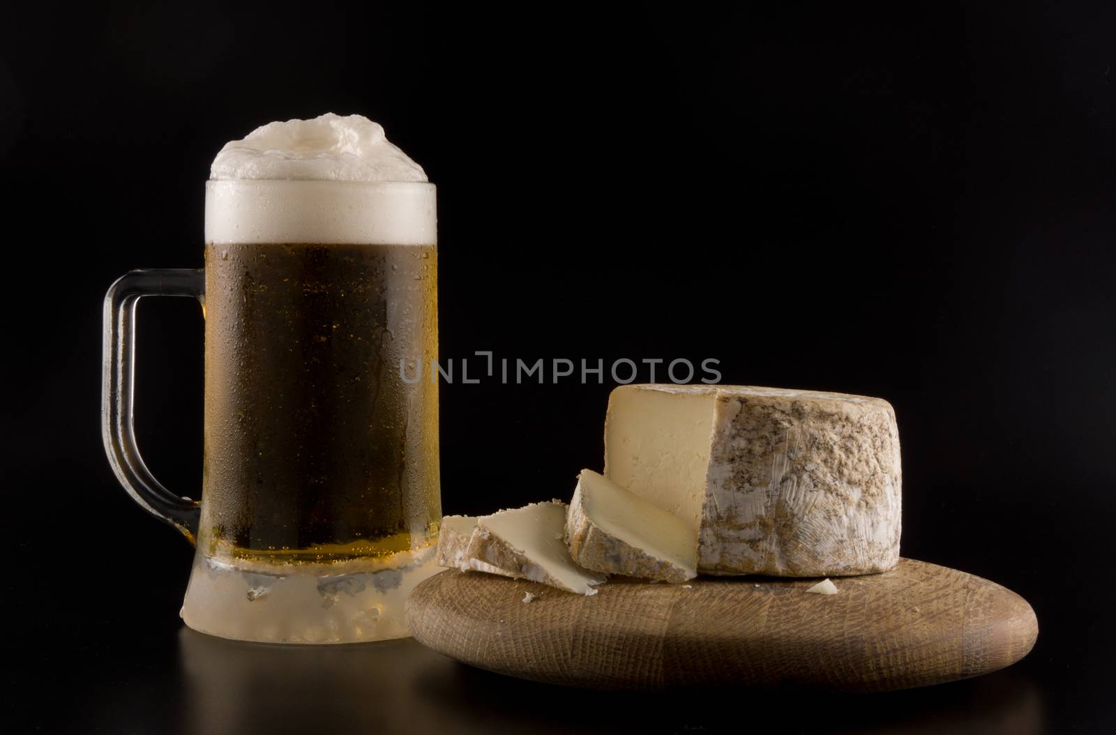 Foaming beer and cheese by photosil