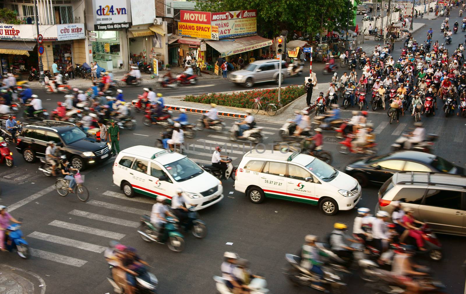 transfer by motorcycle, unsafe situation, Viet nam by xuanhuongho