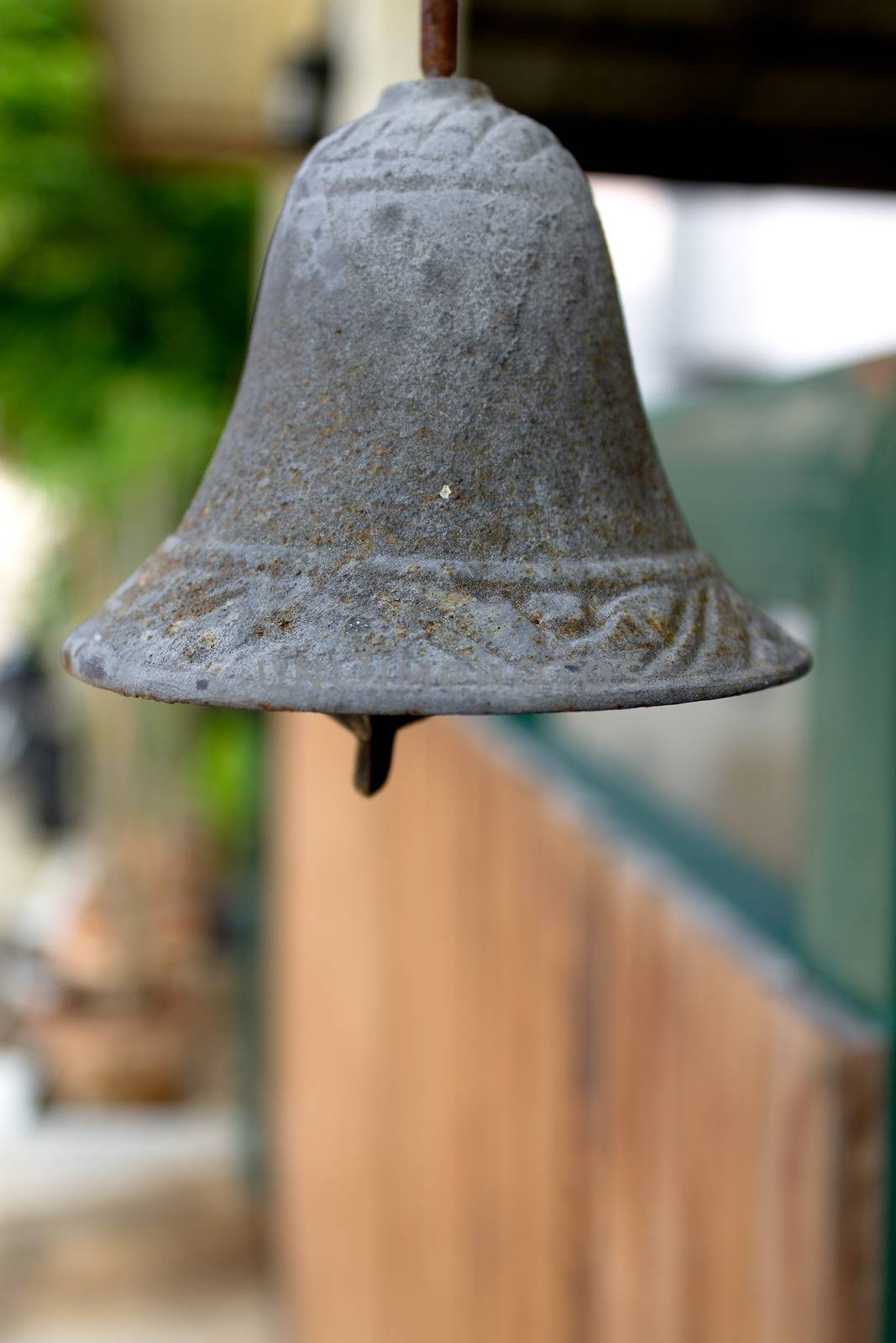 Door bell is it make of metal and vintage style