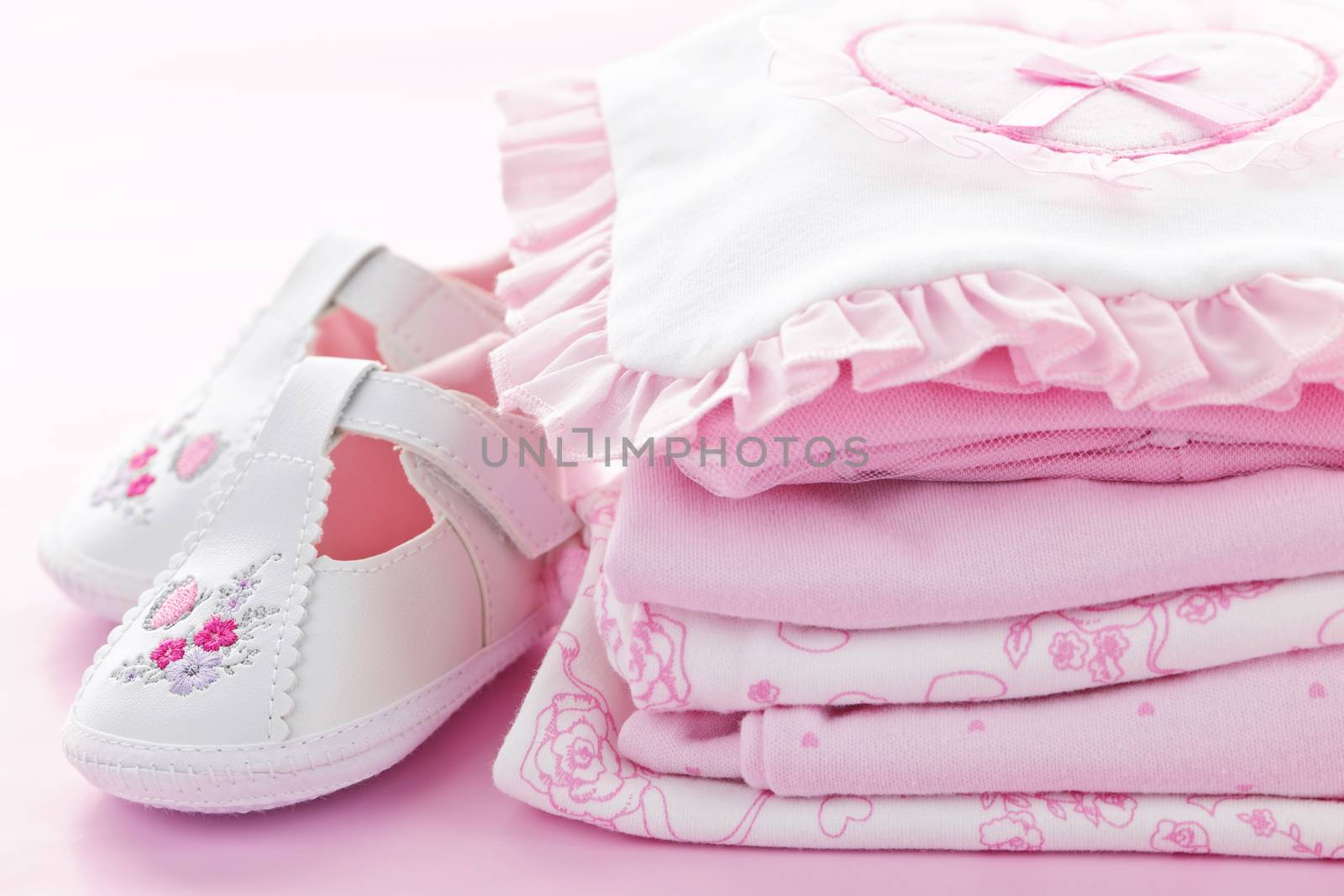 Pink baby clothes for infant girl by elenathewise