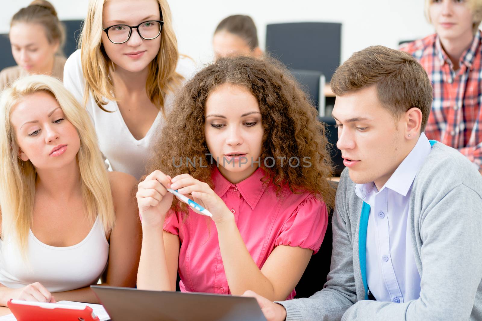 students together to discuss the lecture, come together, looking at laptop monitor