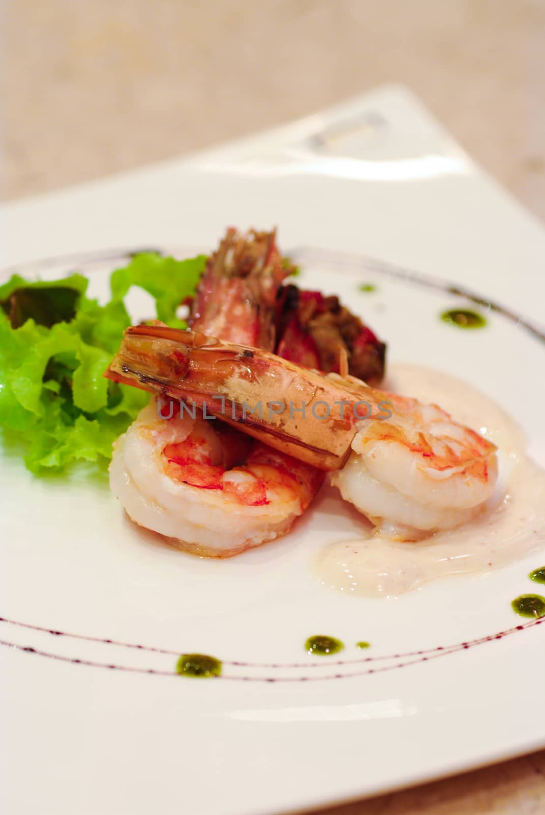 Green salad with shrimps