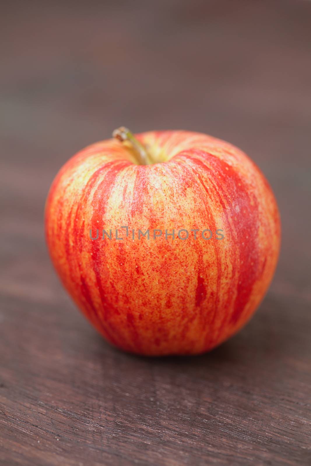  juicy apple on a wooden surface