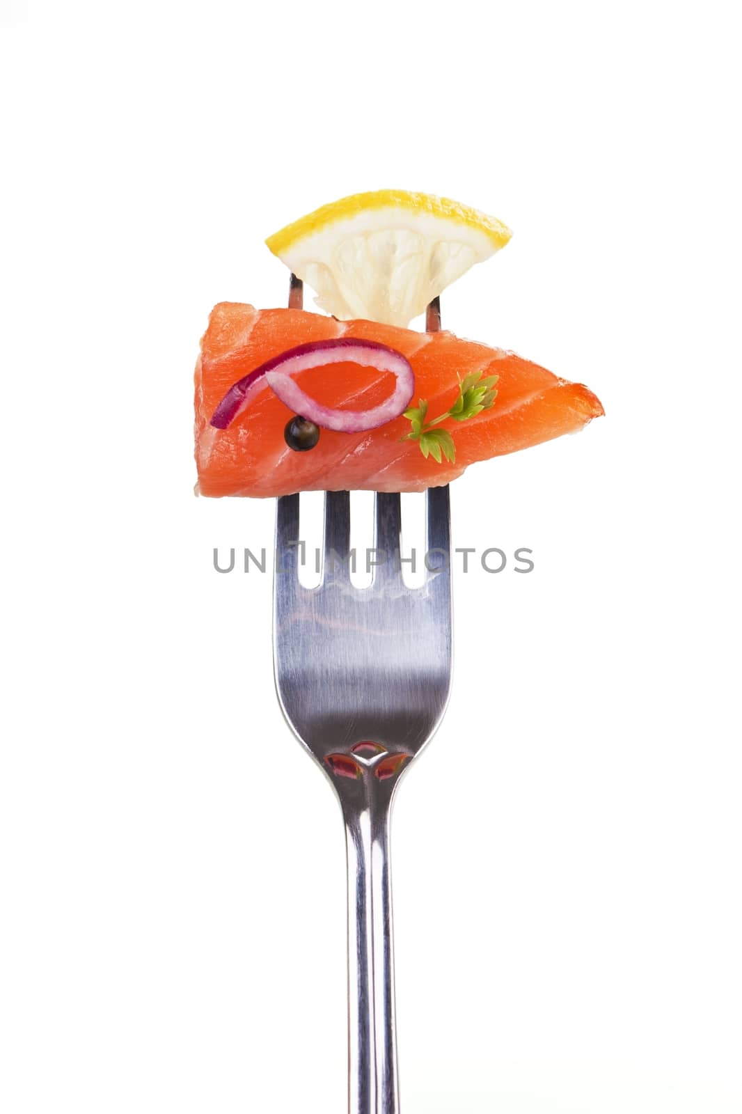 Salmon piece with lemon, onion, pepper corn and herb arranged on fork.