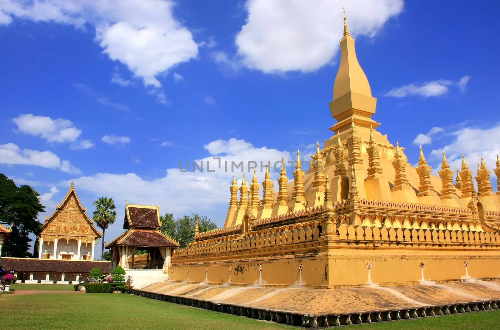 Pha That Luang stupa, Vientiane, Laos by donya_nedomam