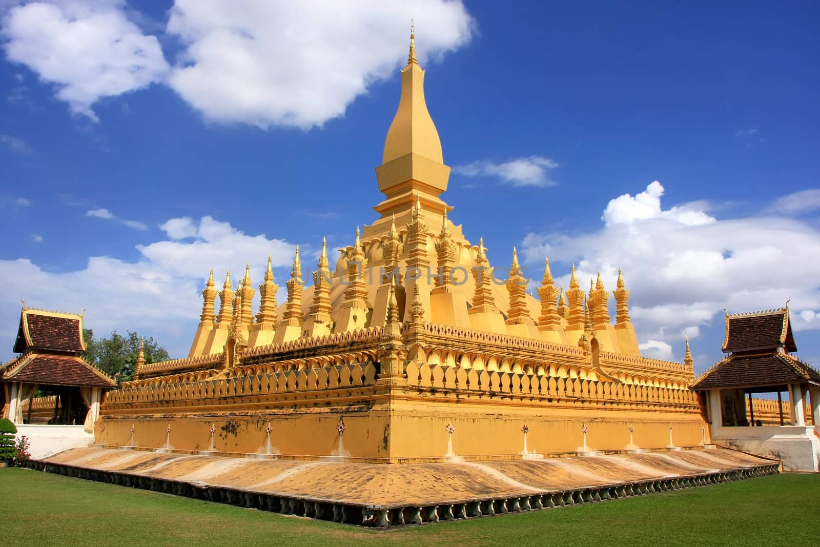 Pha That Luang stupa, Vientiane, Laos by donya_nedomam